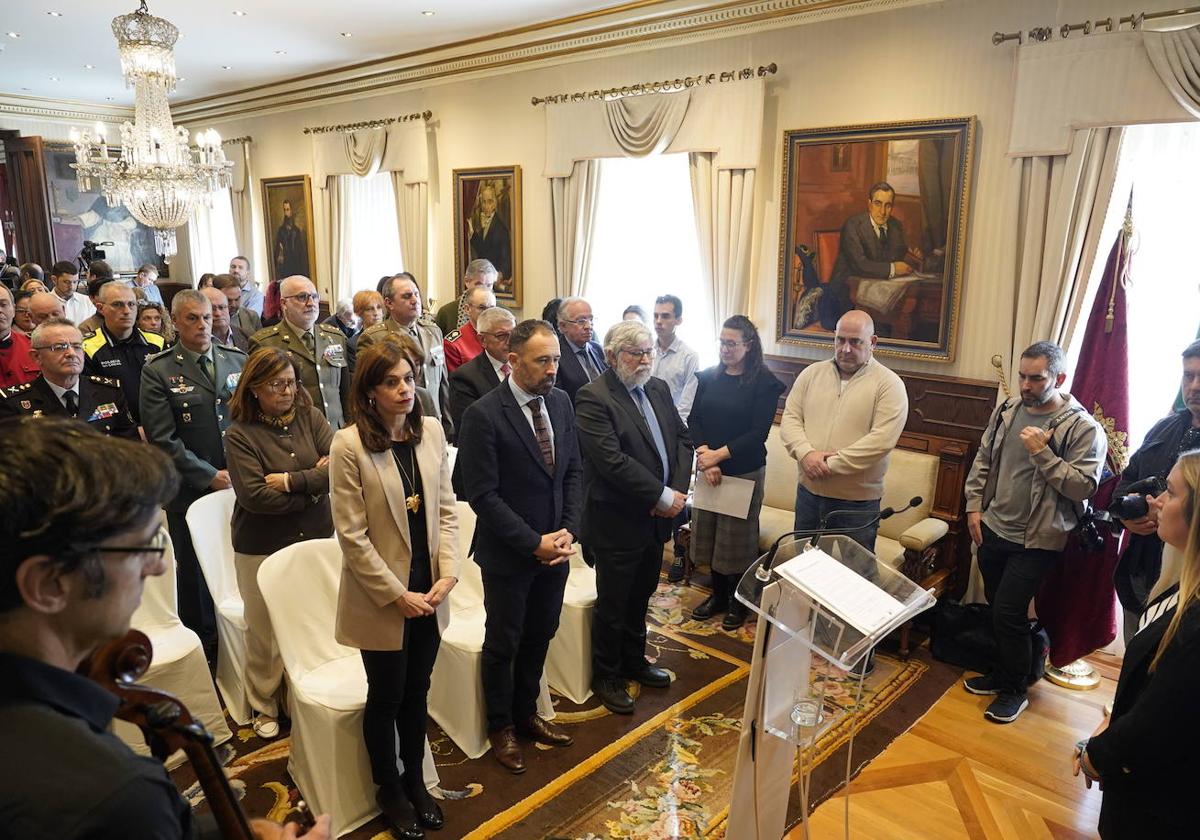 Maider Etxebarria, alcaldesa de Vitoria, Denis Itxaso, delegado del Gobierno en el País Vasco y Florencio Domínguez, director del Centro Memorial.