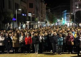 Como había ocurrido durante el funeral en la plaza de los Fueros, la de la Coronación se llenó después en una concentración silenciosa que recoge la imagen