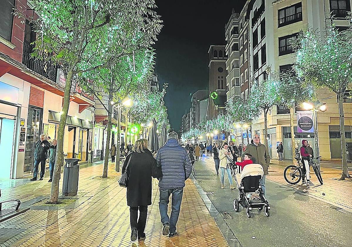 El paseo de Los Fueros, eje central de Barakaldo, volverá a contar con luces en todo su arbolado.