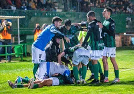 Los jugadores del Sestao River celebran uno de los cuatro goles que le marcaron a la Gimnástica Segoviana en Copa del Rey.