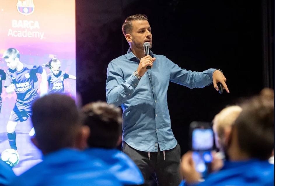 Andrea Orlandi da una charla con la Agrupación de exjugadores del Barça.