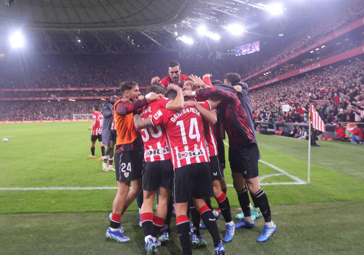 Los jugadores rojiblancos celebran el definitivo gol de Berenguer sobre la bocina.