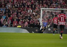 Unai Simón se estira, pero no logra evitar el primer gol de Aspas, un disparo ajustado al palo.