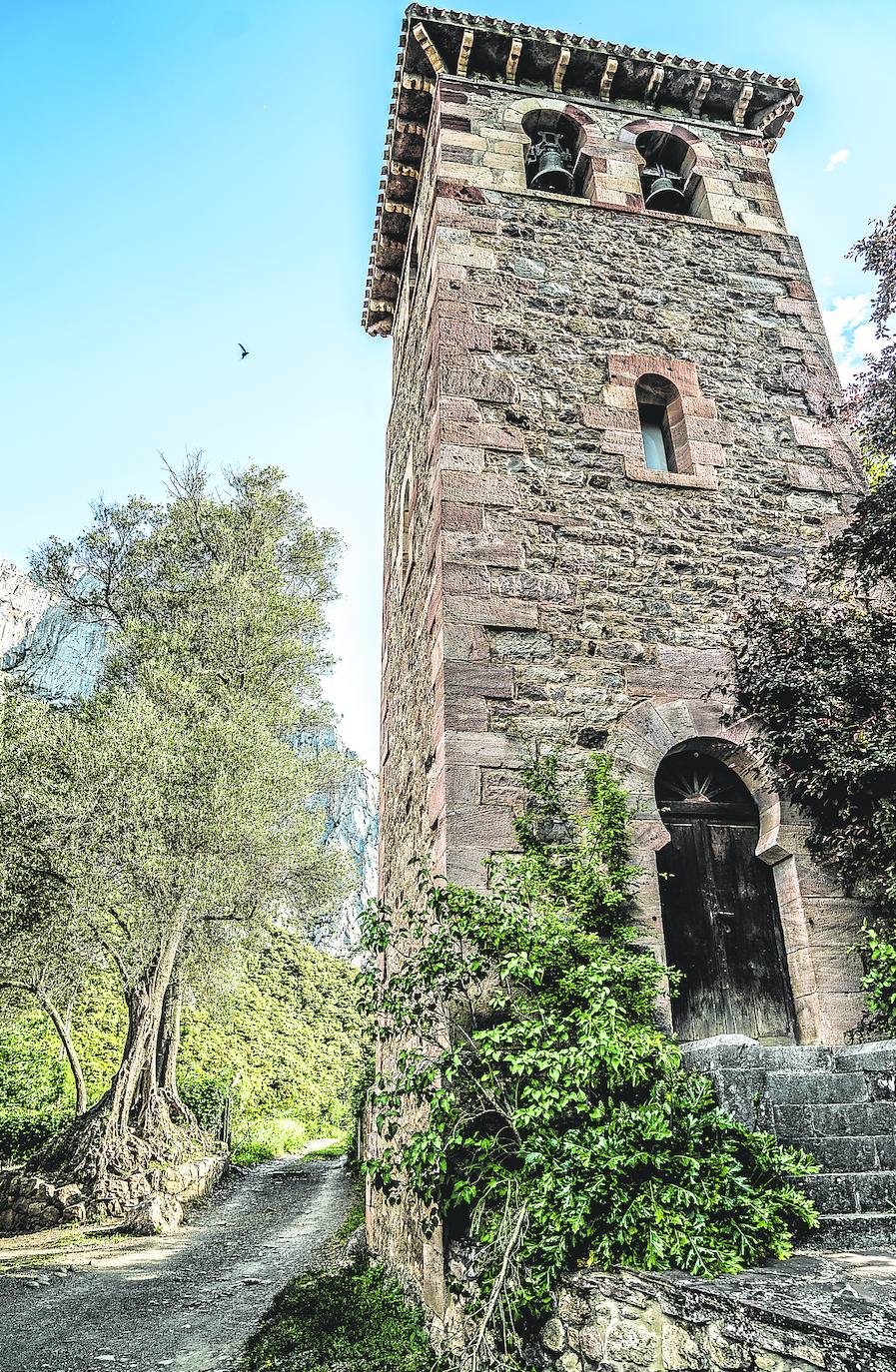 Imagen - La torre de Santa María se levantó a finales del s. XIX en estilo mozárabe, apartada del templo por ser Monumento Nacional.