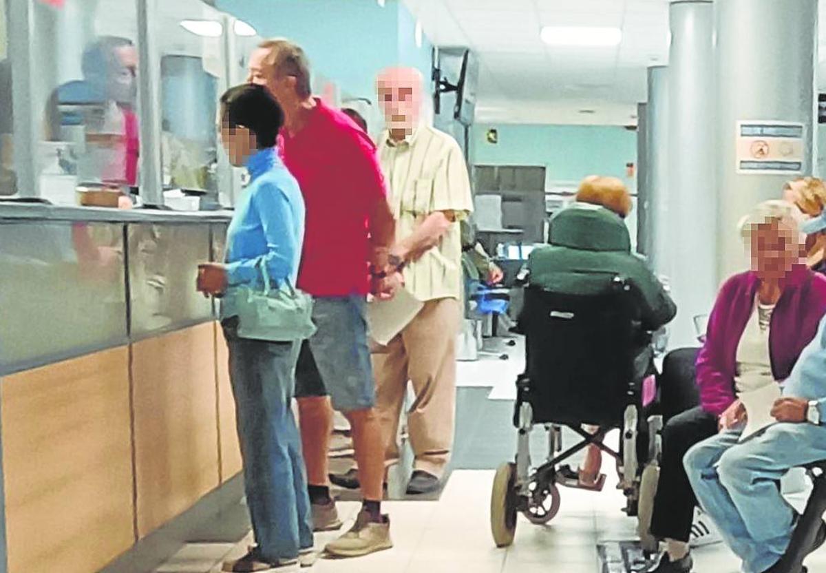 Pacientes hacen cola en el ambulatorio de Las Arenas.