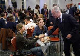 Urkullu saluda a dos alumnas particioantes en el acto de este viernes en el palacio Euskalduna.