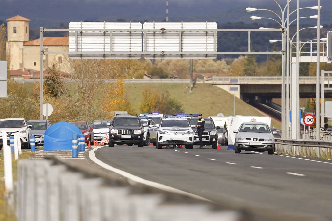 La Policía Local ha cerrado el acceso a Vitoria por Foronda, mientras la comitiva judicial trabaja en el lugar.