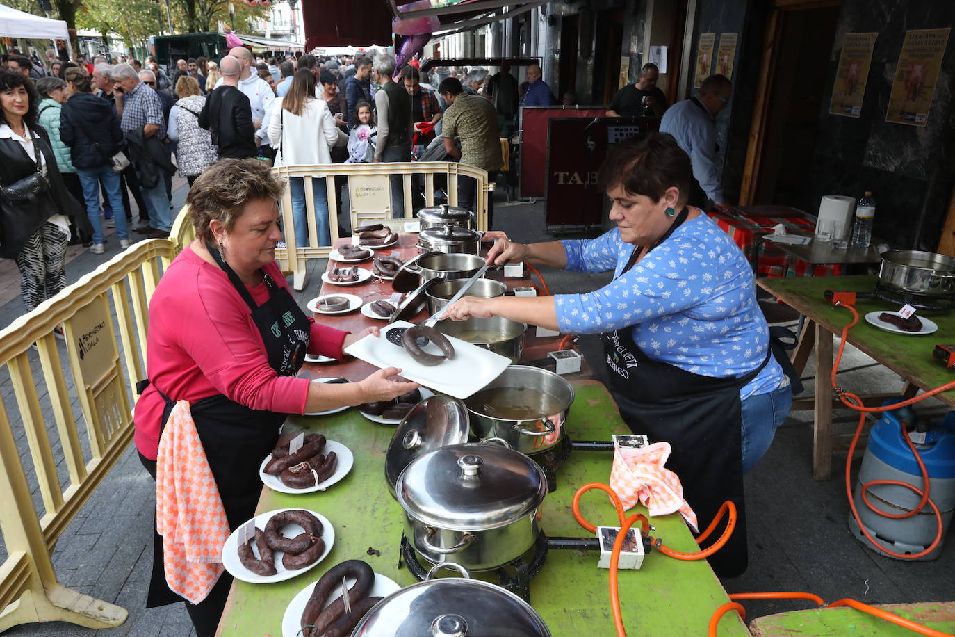 Multitudinaria feria del cerdo en la localidad costera