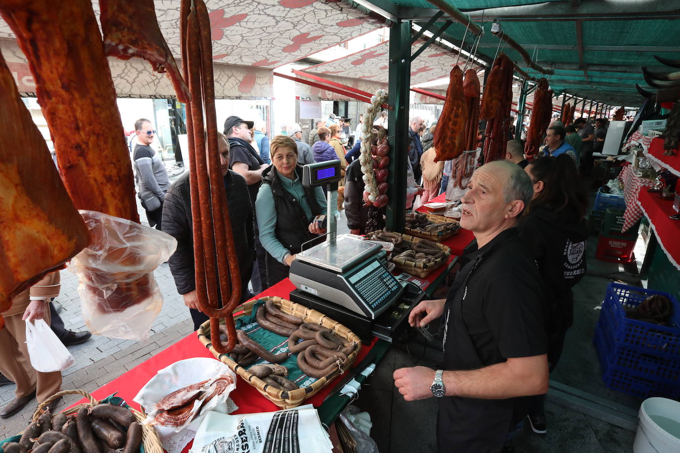 Multitudinaria feria del cerdo en la localidad costera