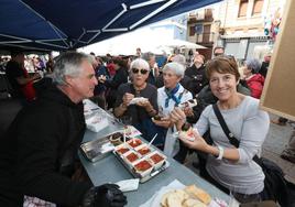 Los productos del cerdo han estado presentes a lo largo de los diferentes stands de la feria en Bermeo.