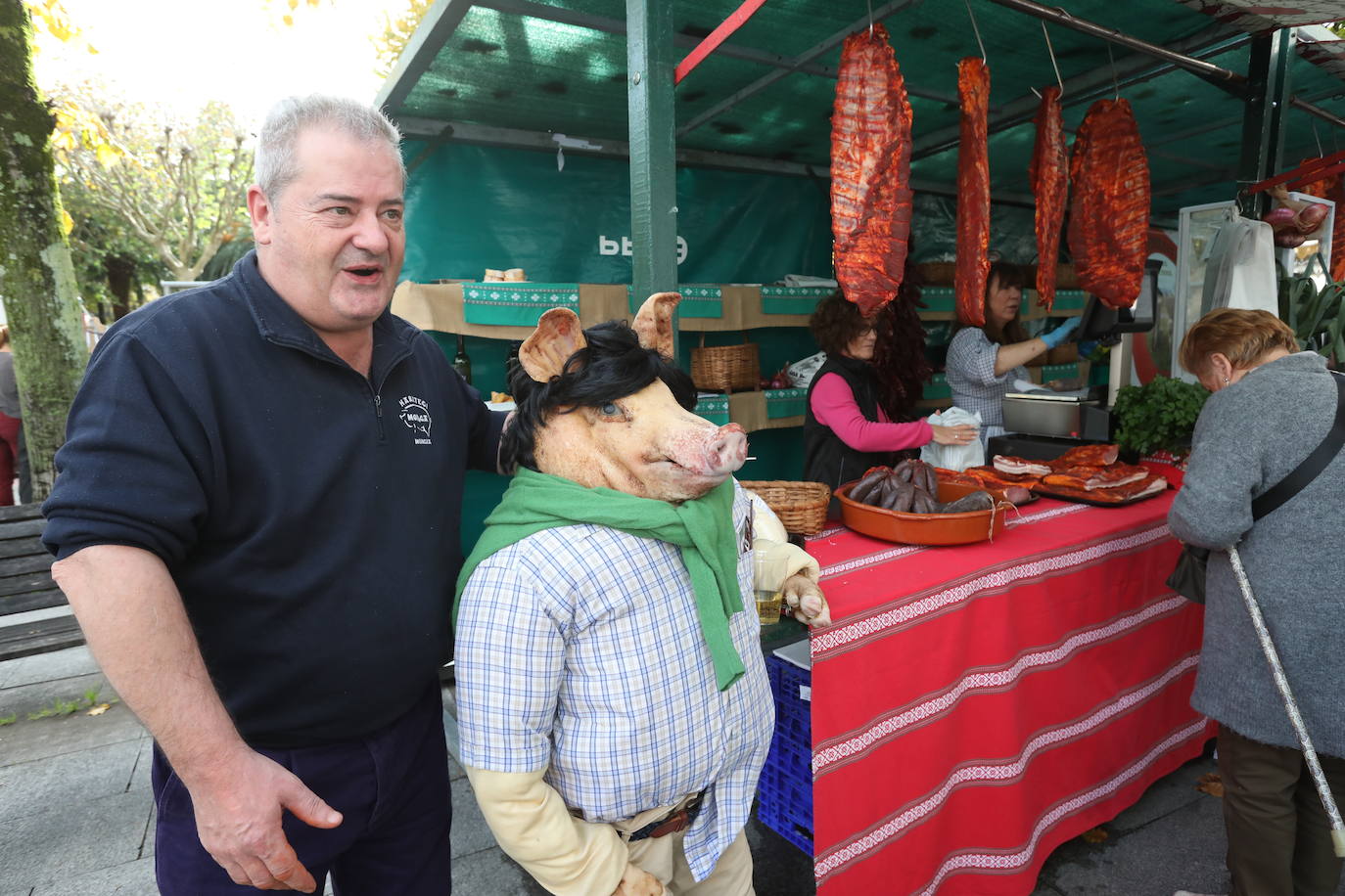 Multitudinaria feria del cerdo en la localidad costera