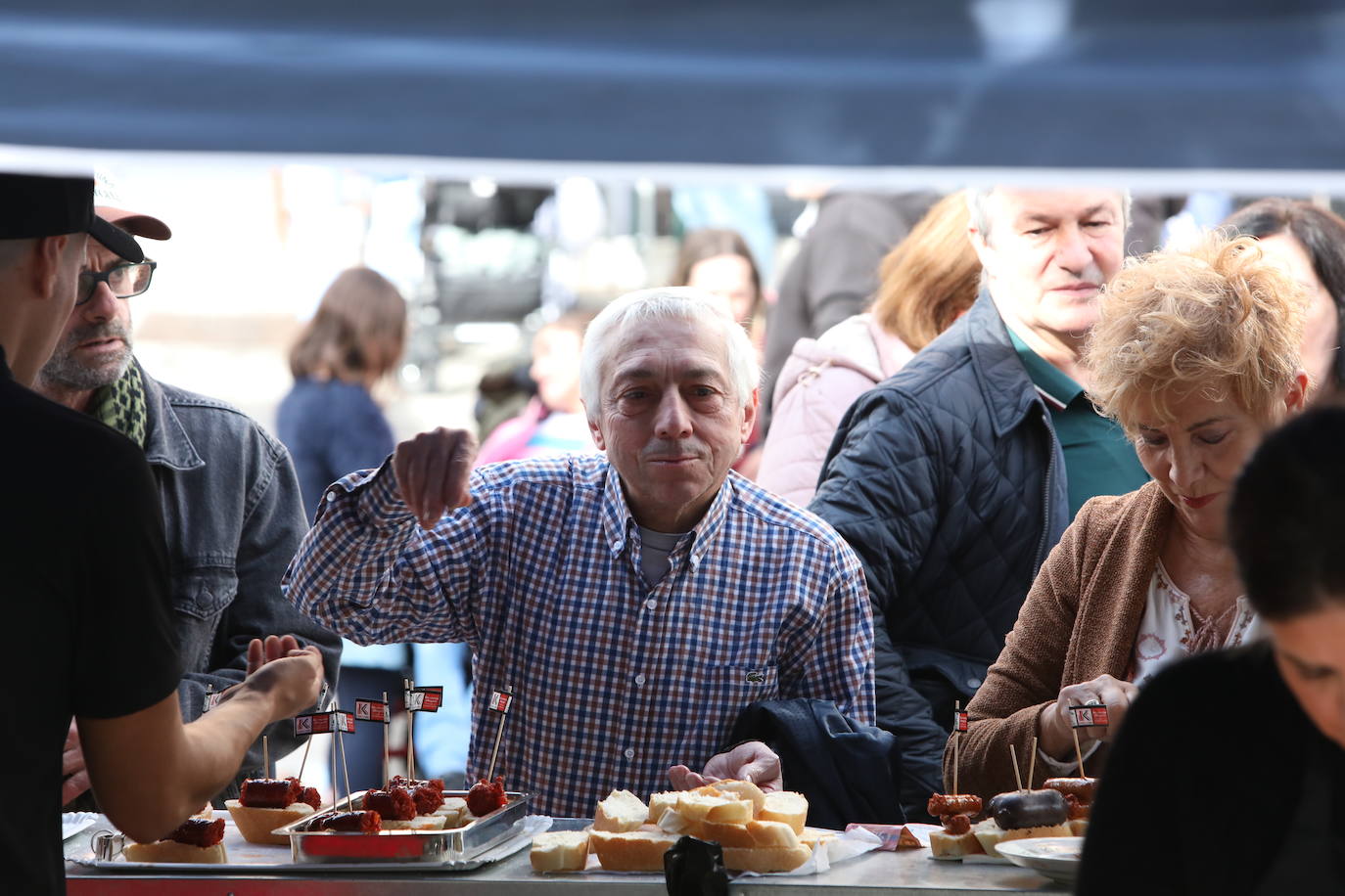 Multitudinaria feria del cerdo en la localidad costera