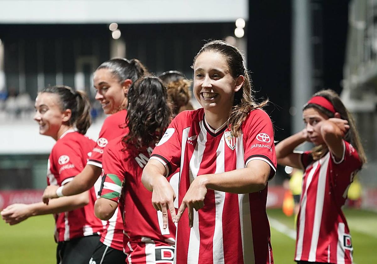Imagen principal - Arriba, Clara Pinedo celebra su gol olímpico. A la izquierda, Nanclares desvía un chut de Luany. A la derecha, Karen festeja el segundo gol olímpico de la tarde en Lezama.