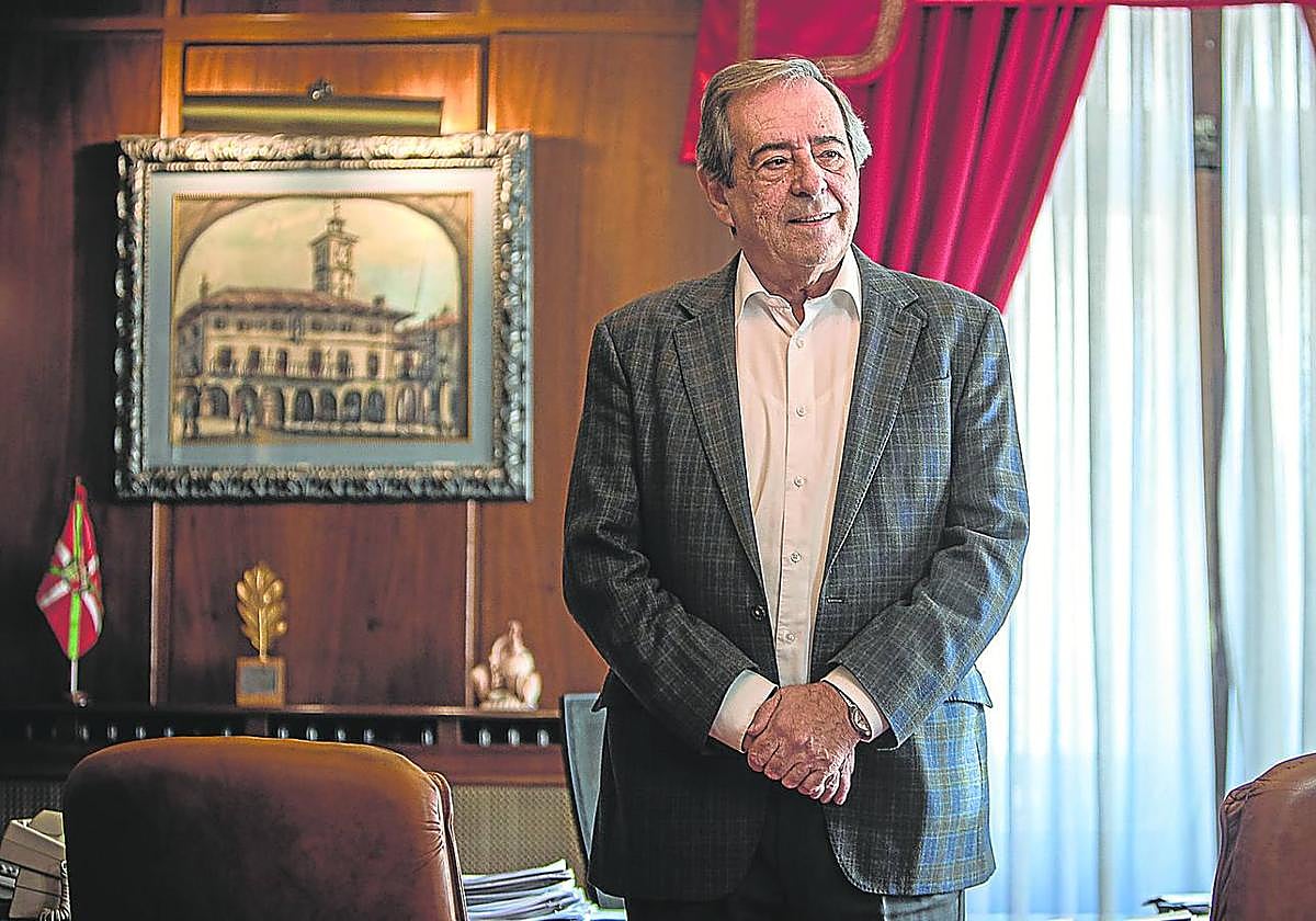 José Mari Gorroño, que posa en el despacho municipal, asegura que no tiene «ni he tenido ningún apego a la silla».