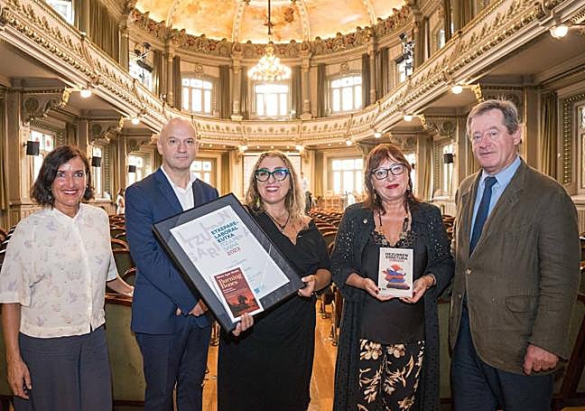 Irene Larraza Etxepare Euskal Institutuko zuzendaria; Jokin Gorriti LABORAL Kutxako ordezkaria; Amaia Gabantxo itzultzailea; Miren Agur Meabe idazlea; eta Bingen Zupiria Eusko Jaurlaritzako Kultura eta Hizkuntza Politikako sailburua.