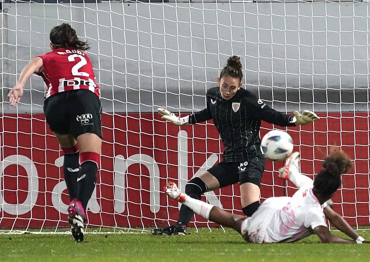 Imagen secundaria 1 - Arriba, Clara Pinedo celebra su gol olímpico. A la izquierda, Nanclares desvía un chut de Luany. A la derecha, Karen festeja el segundo gol olímpico de la tarde en Lezama.