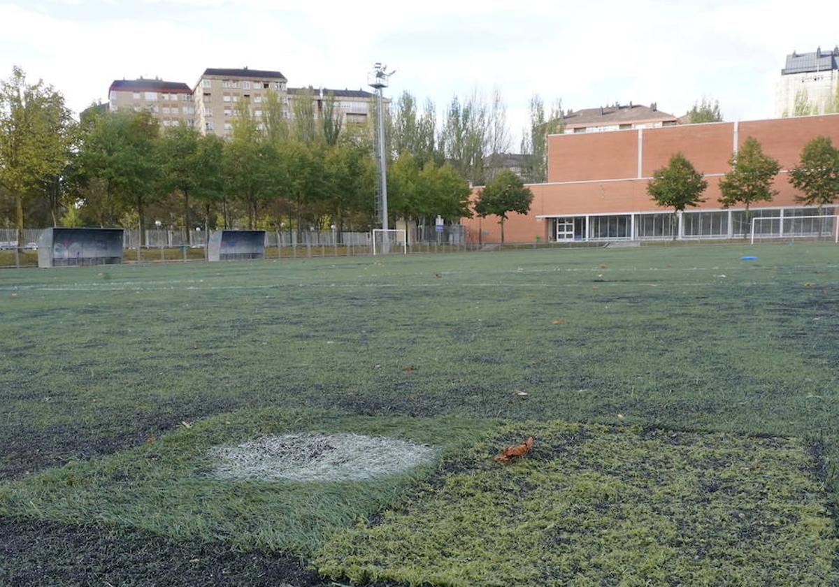 Césped del campo de fútbol de Sansomendi.