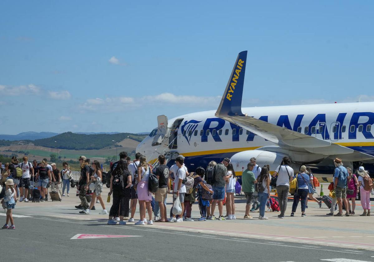 Pasajeros de un vuelo de Ryanair en el aeropuerto de Foronda.