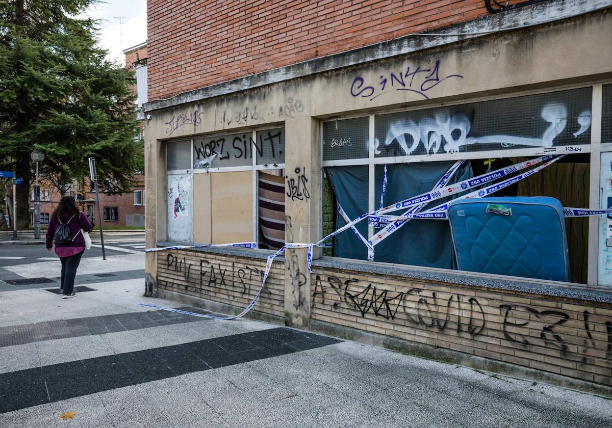 La Policía Local ha dejado varios precintos en la lonja del barrio de Arana.