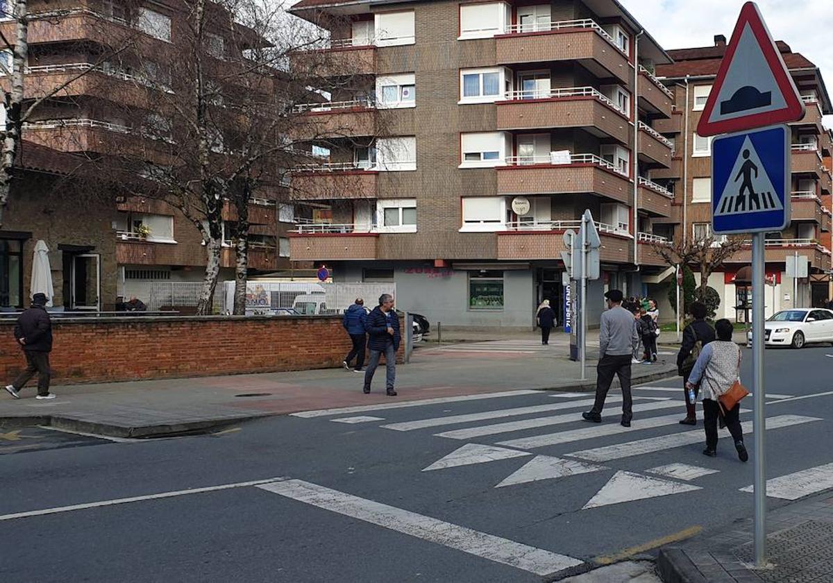 Varios vecinos cruzan uno de los pasos de peatones del popular barrio de Matiena