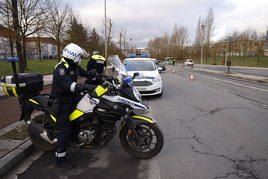 Agentes de la Policía Local, en una calle de Vitoria.