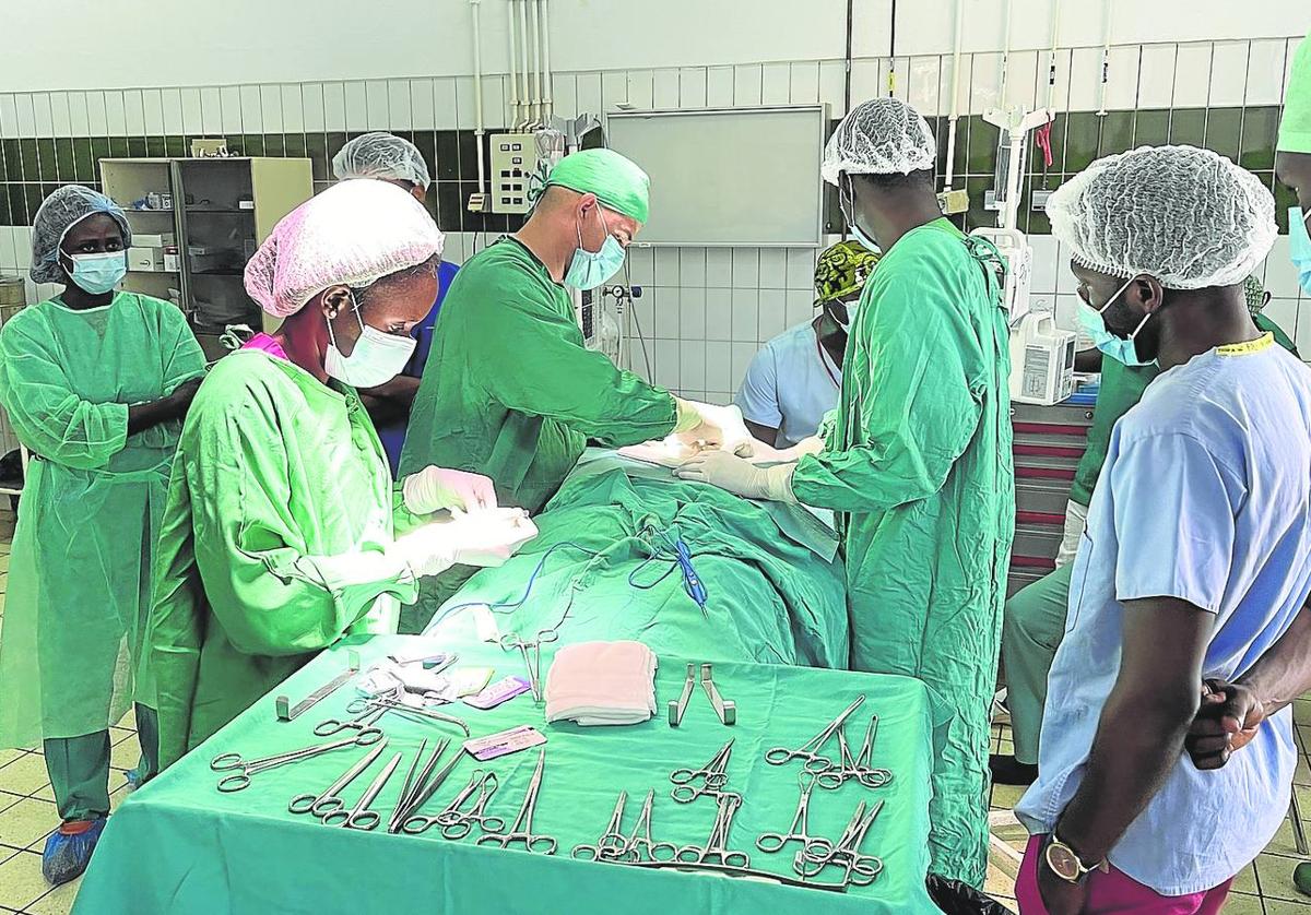 Un especialista de Osakidetza opera junto a sanitarios de Guinea Bissau.