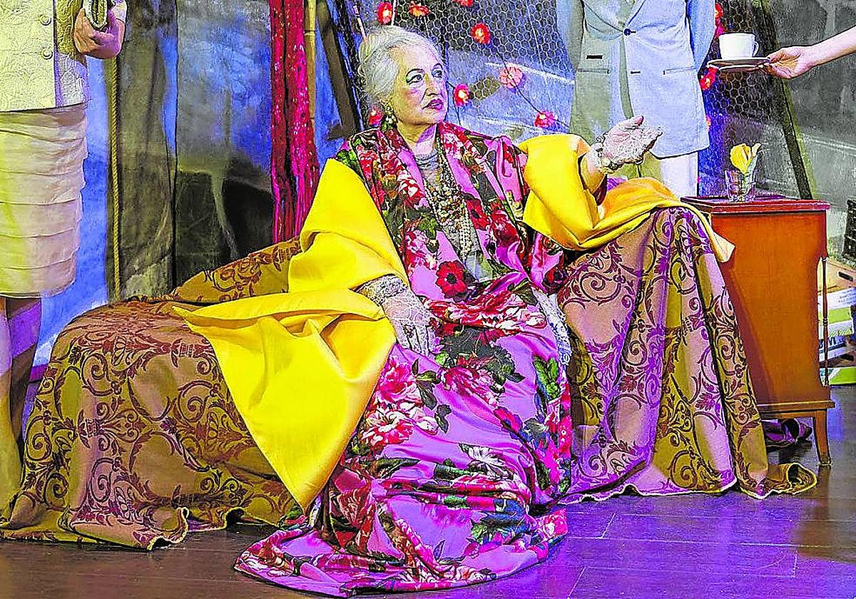 La actriz Teresa Ibáñez, en una escena de la obra de teatro 'La loca de Chaillot'.