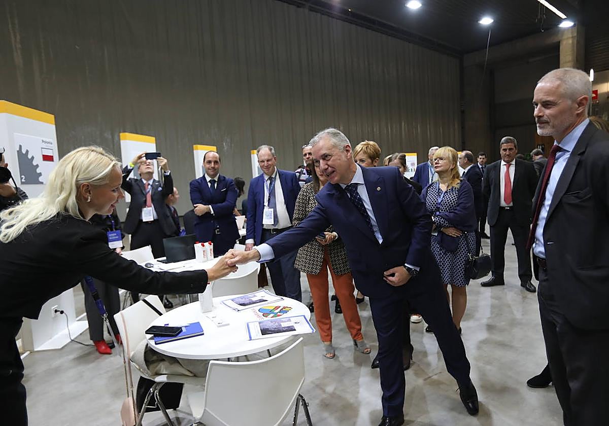 Urkullu saluda al personal del stand de la oficina exterior de SPRI para Ucrania