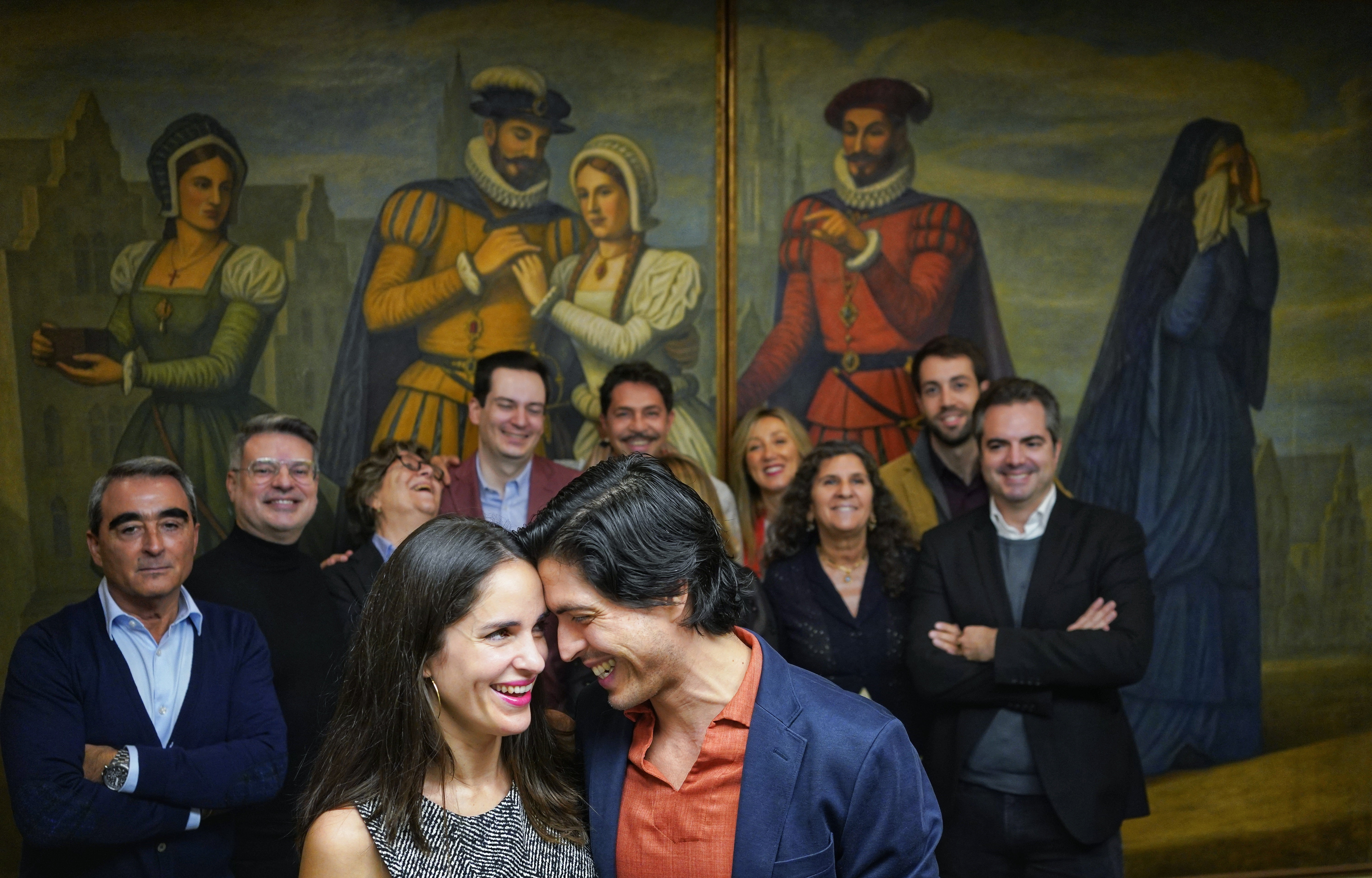 Elena Sancho Pereg y Joel Prieto, en primer plano, con el director artístico de la ABAO, Cesidio Niño, y el resto del reparto de 'L'elisir d'amore', además del maestro Iván López Reynoso y la directora de escena Marina Bianchi.