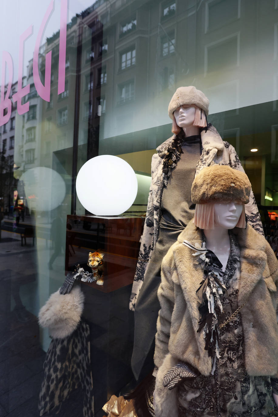 Dos amigos abren una tienda en Bilbao para mujeres que no quieren vestir como todo el mundo