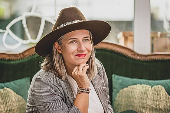 La vitoriana Usua Landa posa con uno de sus sombreros.