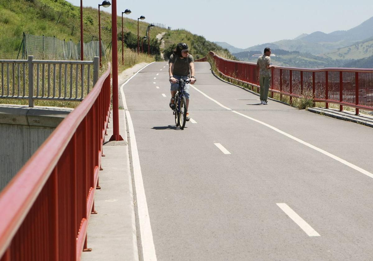 Imagen de archivo de un tramo del bidegorri que une Barakaldo con la playa de La Arena.