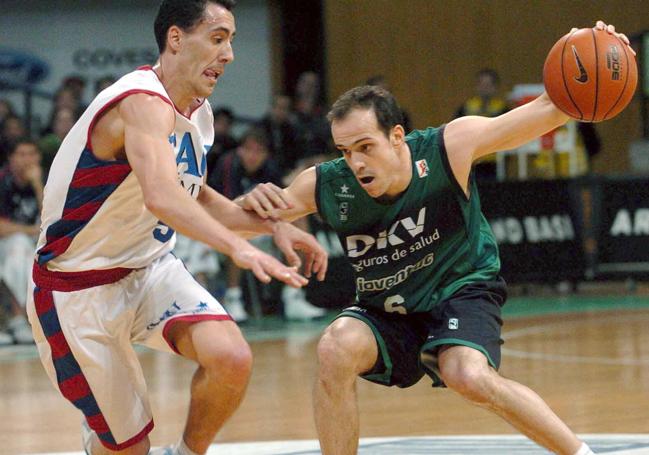 Carles Marco, con el Joventut, defendido por Prigioni.