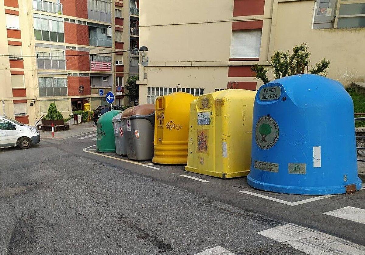 Contenedores de basura en Ermua.