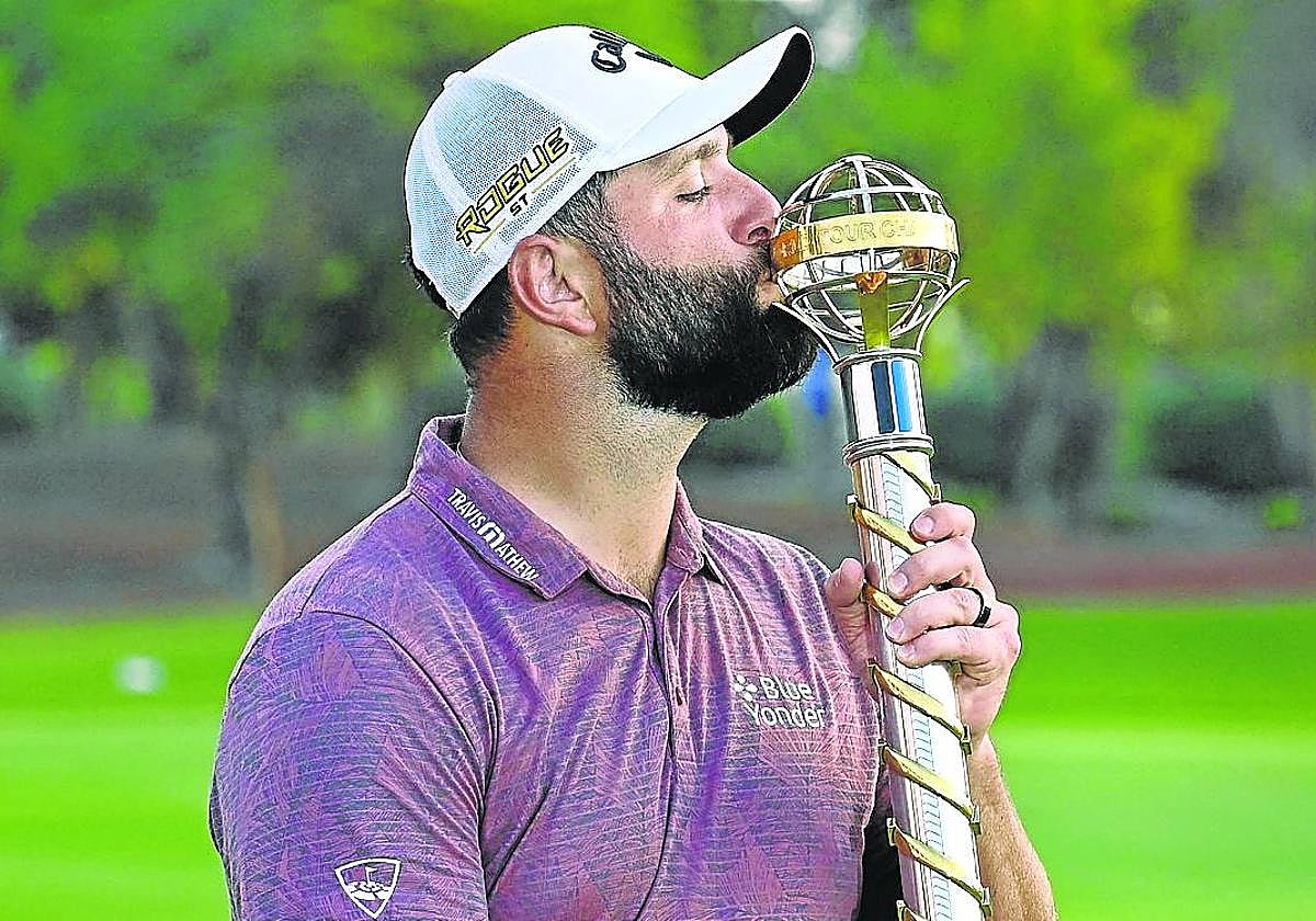 Rahm besa el trofeo que ganó por tercera vez en 2022