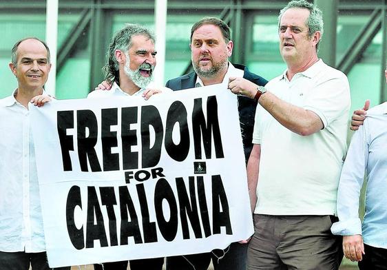 Raül Romeva, Jordi Turull, Jordi Cuixart, Oriol Junqueras, Joaquim Forn, Jordi Sànchez y Josep Rull, tras quedar en libertad después de ser indultados en junio de 2021