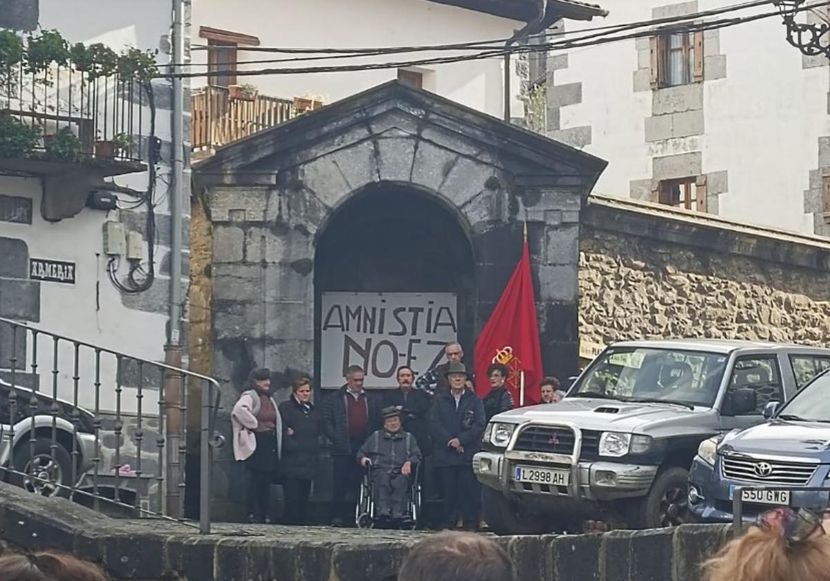 Pérez-Reverte elogia a los vecinos de Leiza, donde mataron al asturiano Juan Carlos Beiro, que se manifestaron contra la amnistía