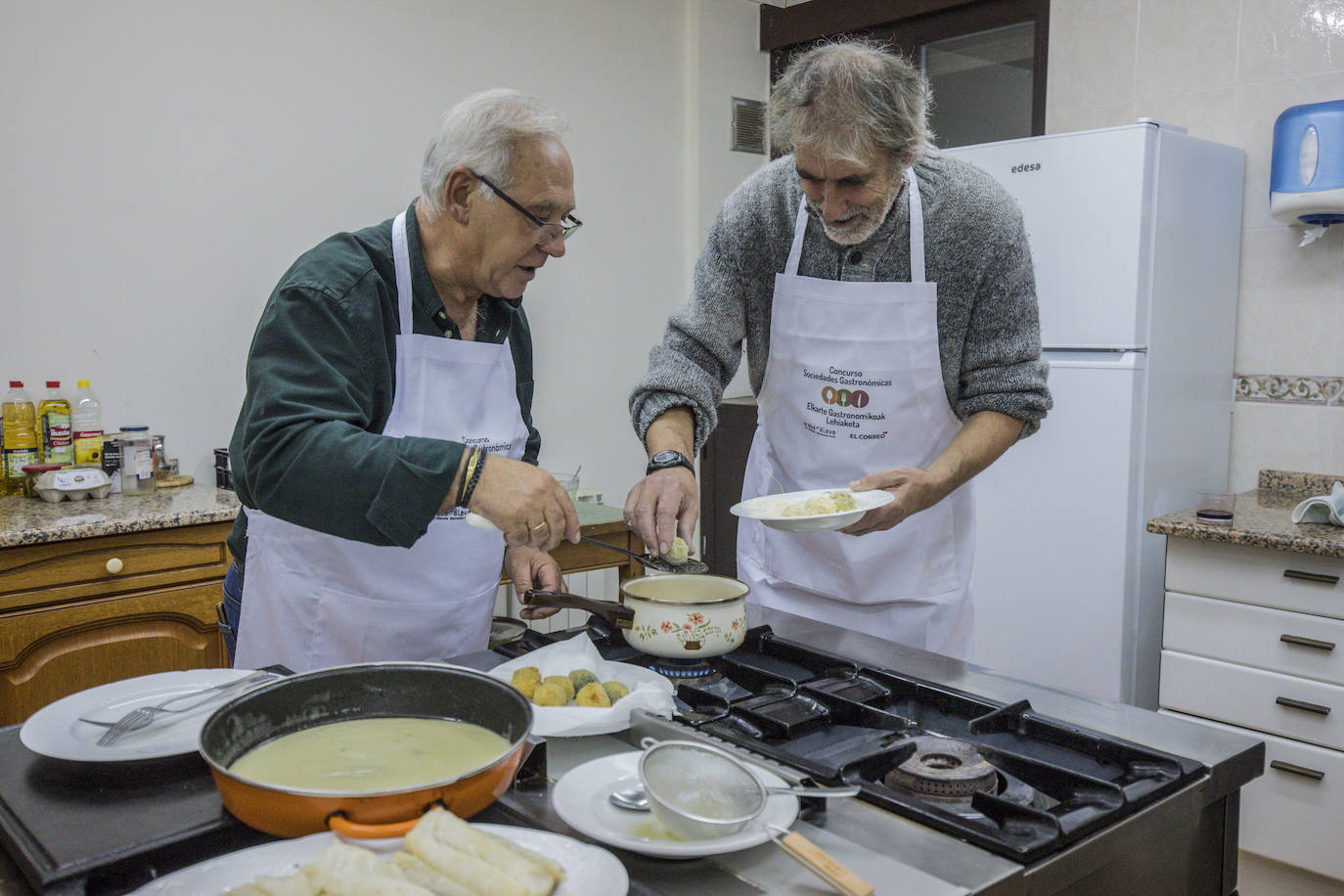 La cena en la sociedad gastronómica Artesilla, en imágenes