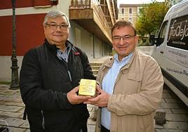 Placa en memoria de Julián Alcalde, colocada este miércoles en La Galana, donde nació en 1901.