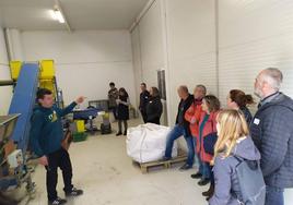 Las visitas han seguido con atención el recorrido por la planta de tratamiento de legumbres.