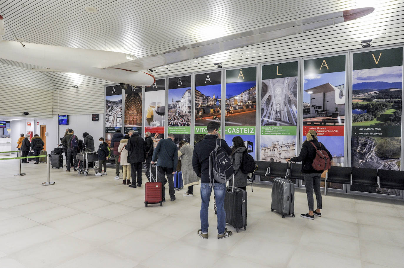 La «evolución positiva» de los pasajeros y las mercancías en la terminal alavesa hace necesario un nuevo aumento de personal.