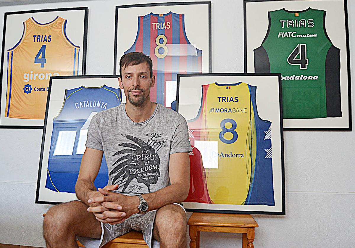Jordi Trías posa con varias de las camisetas que vistió a la largo de sus veinte años de carrera.