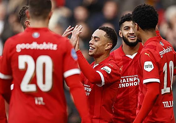 Sergiño Dest, cedido por el Barcelona, celebra un gol con sus compañeros del PSV.