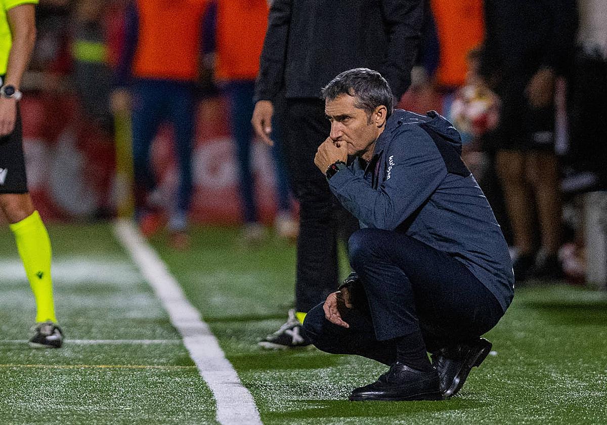 Ernesto Valverde, en el campo del Rubí en el primer cruce copero.