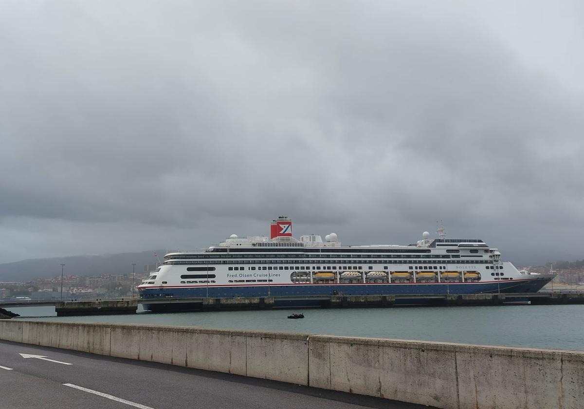 Bolette, de 238 metros de eslora y con 1.098 pasajeros a bordo, ha llegado esta mañana y partirá esta tarde, siendo el último crucero de la temporada.