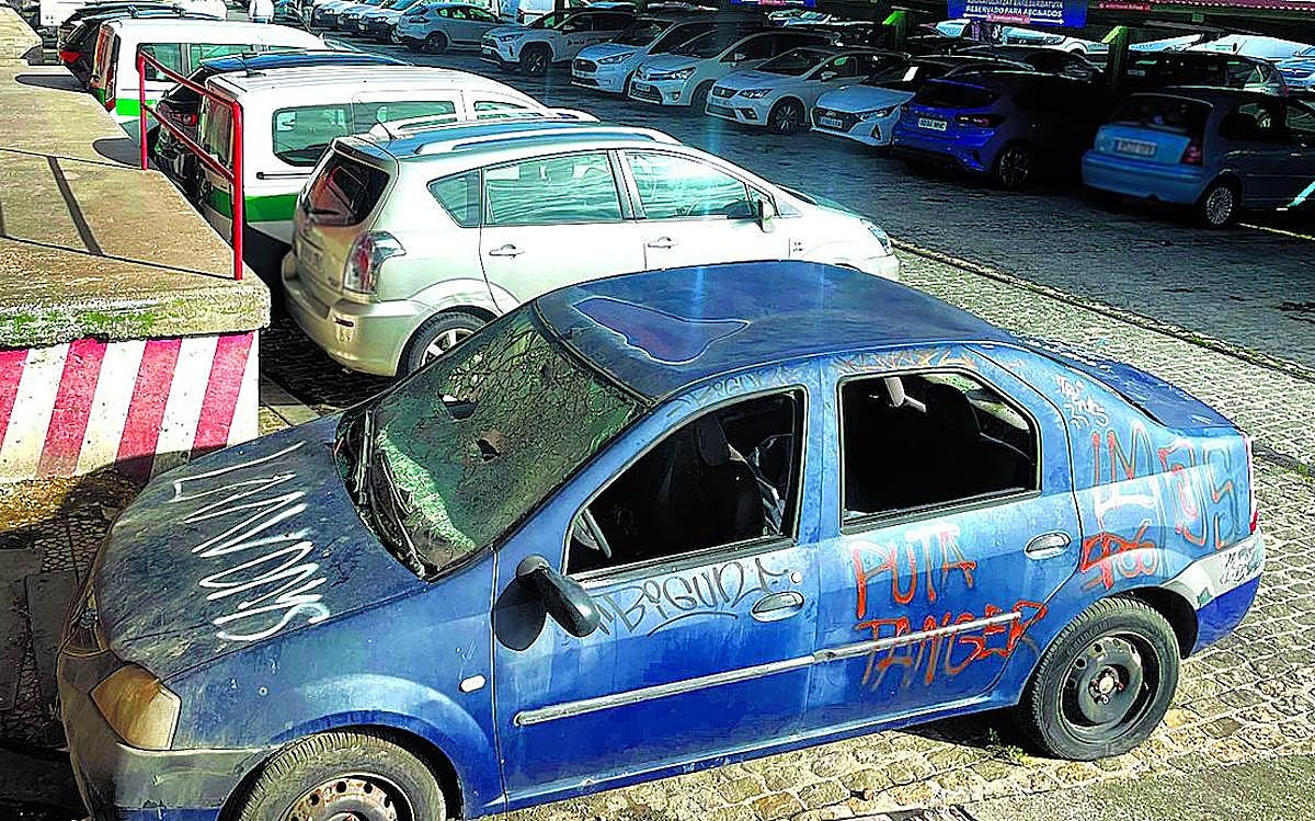El vehículo abandonado en la estación de Abando tiene las lunas reventadas y el interior arrasado.