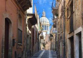 Vista del Duomo de Ragusa desde el casco histórico.