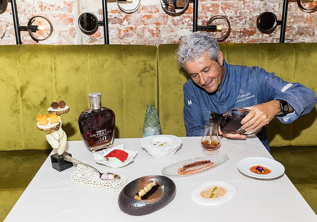 Canales posa con platos elaborados con ron