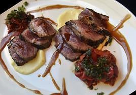 Los responsables del Lurana posan en las escalinatas que conducen a l comedor principal: George Michell –propietario–; George Matthew, pianista; Erlantz Navarro, jefe de cocina; Binaca Rivera, jefe de sala y Carlos Arellano, director del establecimiento (delante); Javier Mendívil, sumiller y Jairo Rivera (n segundo término).