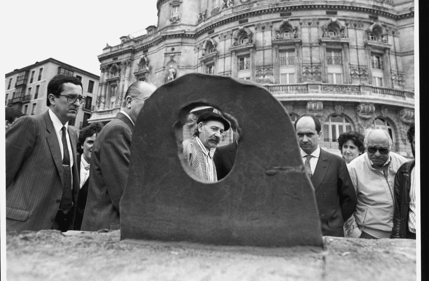 En el exterior del Teatro Arriaga está expuesta una de sus obras